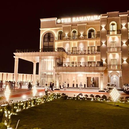 The Ramayana Hotel, Ayodhya Buitenkant foto